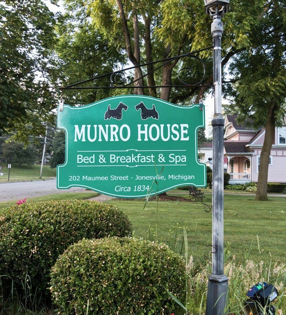 Green sign for Munro House Bed & Breakfast & Spa located in Jonesville, Michigan.